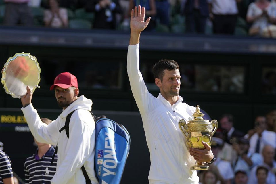 Trong trận chung kết với Nick Kyrgios, Djokovic để thua set đầu 4-6 nhưng thắng lại ở ba set sau để lần thứ 7 đăng quang Wimbledon. Nole và đối thủ từng có thời gian xích mích nhưng đã giảng hòa. Trước chung kết, cả hai nhắn tin rủ nhau ăn tối sau trận và ai thắng sẽ là người trả tiền.