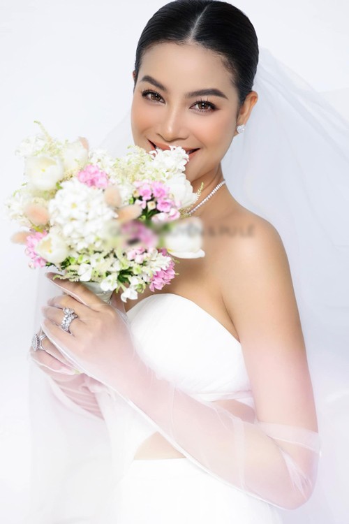 Một trong hai tấm ảnh cưới của Hoa hậu Phạm Hương được công bố.