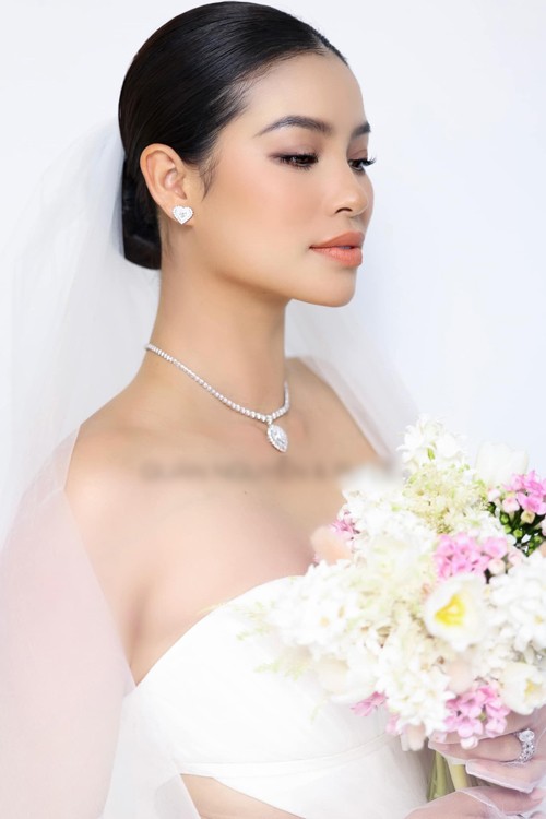 Hoa hậu Phạm Hương chụp ảnh cưới ở trong nước