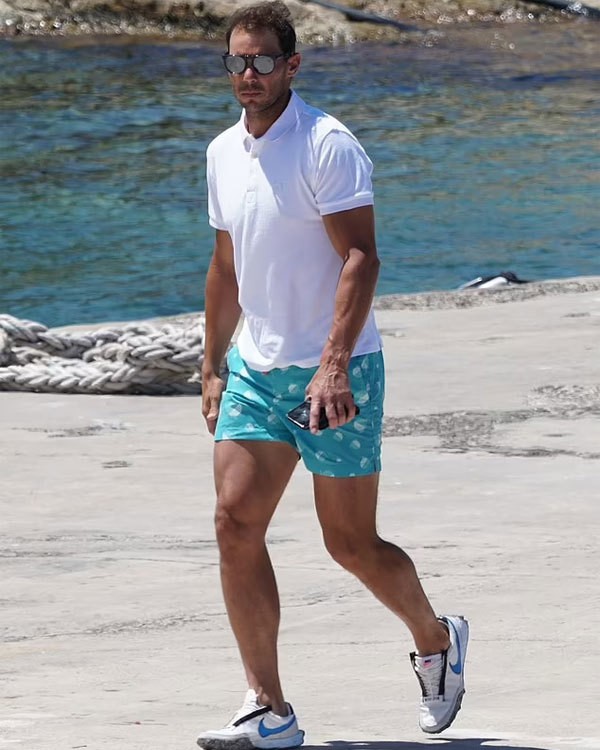 Rafael Nadal được trông thấy đi nghỉ ở Formentera hôm 11/7, 4 ngày sau thông báo không thi đấu ở bán kết Wimbledon, Anh, vì chấn thương ở bụng.