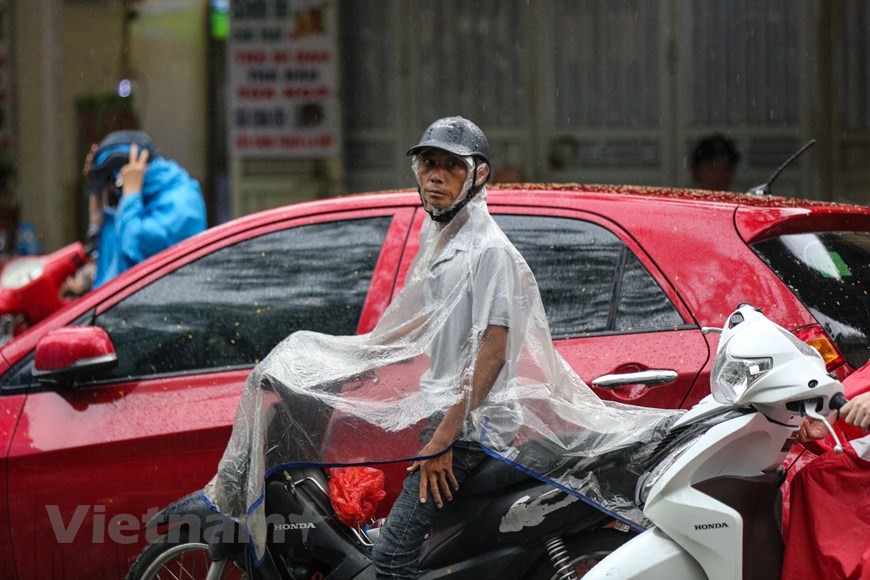 Dự báo thời tiết đêm nay và ngày mai (13-14/7): Cả nước mưa rào và dông rải rác và có mưa to cục bộ; mưa ở Trung Bộ diễn ra lúc chiều tối, đêm