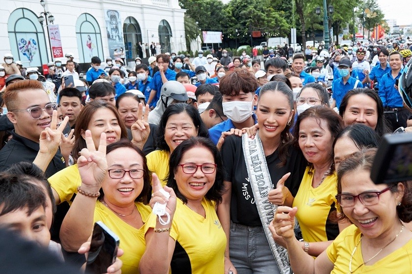 Nhiều khán giả vui sướng khi được gặp Ngọc Châu ngoài đời. Họ vây quanh hoa hậu xin chụp hình, chữ ký.