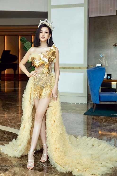 Hoa hậu Việt Nam 2020 Đỗ Thị Hà khoe 'chân búp bê' với thiết kế váy vàng gold lấy cảm hứng từ vẻ đẹp của phượng hoàng lửa.