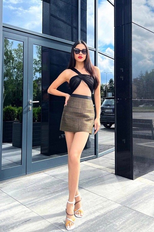 Ngoài loạt váy dạ hội được đầu tư bài bản, Kim Duyên còn sử dụng nhiều mẫu váy hợp trend để khoe body trong quá trình tham dự Miss Supranational 2022.