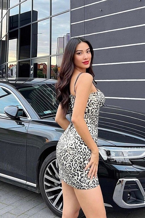 Miss Supranational 2022: Á hậu Kim Duyên diện váy đầm gợi cảm dạo phố Ba Lan