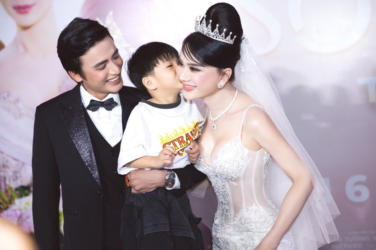 Lâm Khánh Chi xinh đẹp ra mắt phim 'Sóng gió tình ta' Lâm Khánh Chi xinh đẹp ra mắt phim 'Sóng gió tình ta'