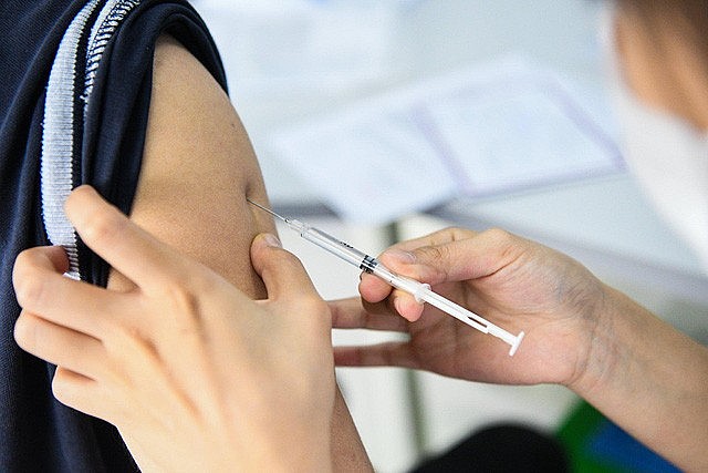 Người không tiêm vaccine có nguy cơ mắc Covid-19 cao hơn khoảng 5 lần so với người đã tiêm. (Nguồn: VGP)