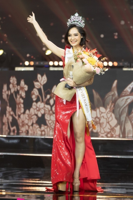 Nông Thúy Hằng, cô gái người Tày 23 tuổi đến từ Hà Giang, được xướng tên cho ngôi vị Hoa hậu các Dân tộc Việt Nam 2022, trong đêm chung kết 16/7.