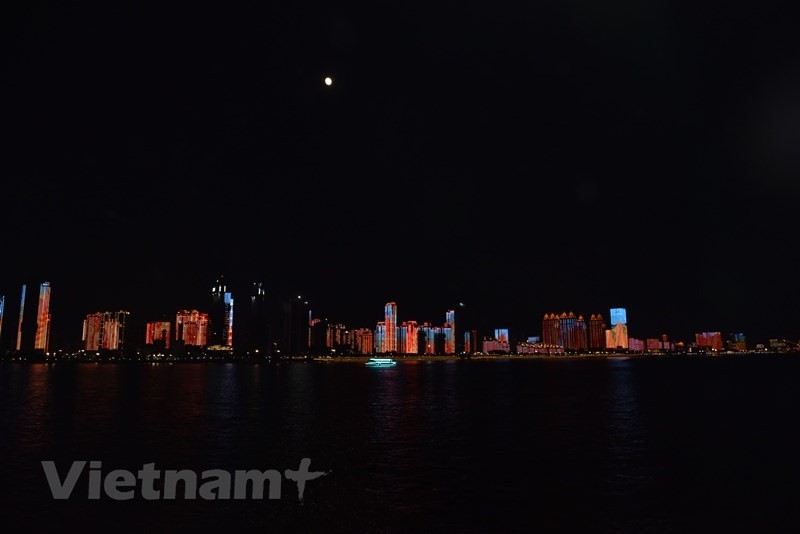 Thành phố Vũ Hán lung linh trong đêm trăng.