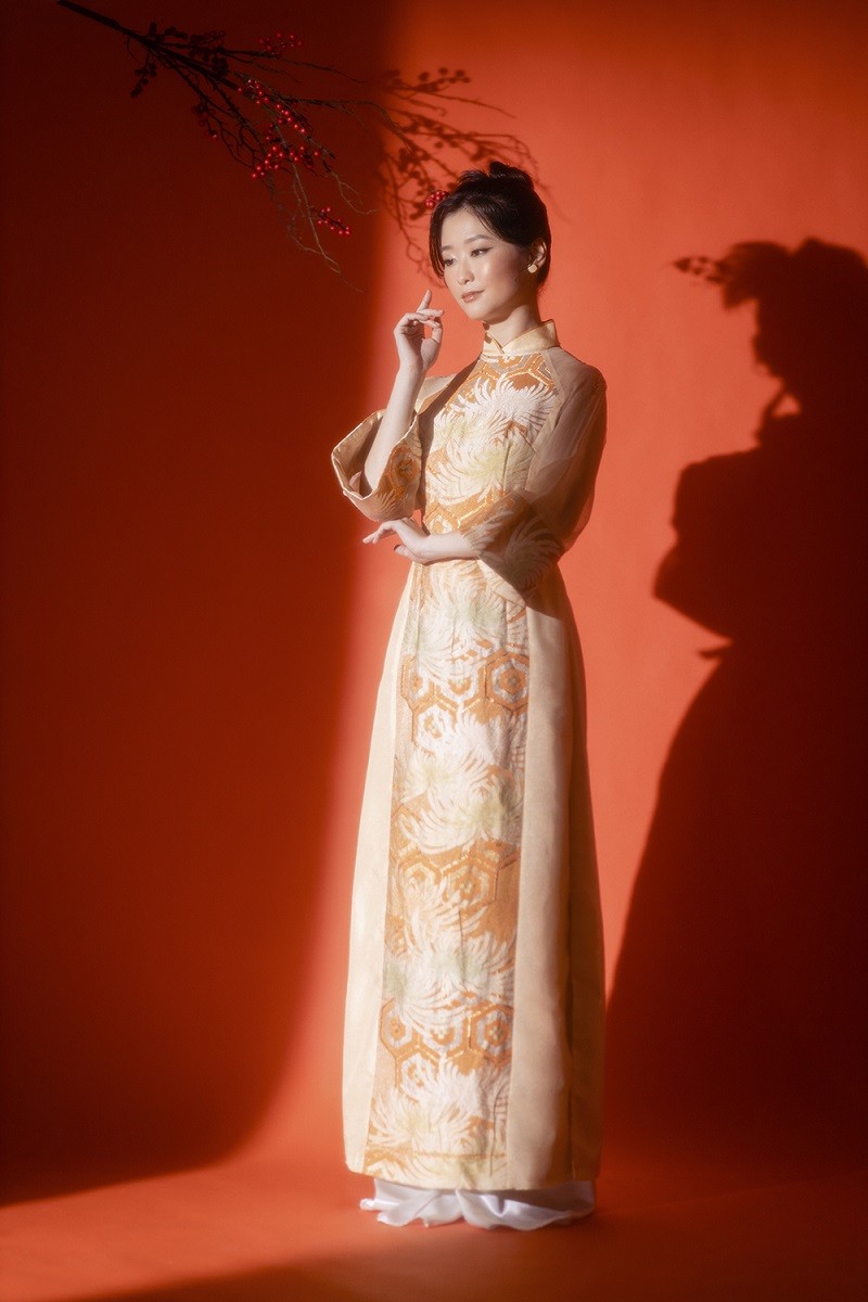 Em và Trịnh: Diễn viên người Nhật làm mẫu áo dài họa tiết của Hoa hậu Ngọc Hân