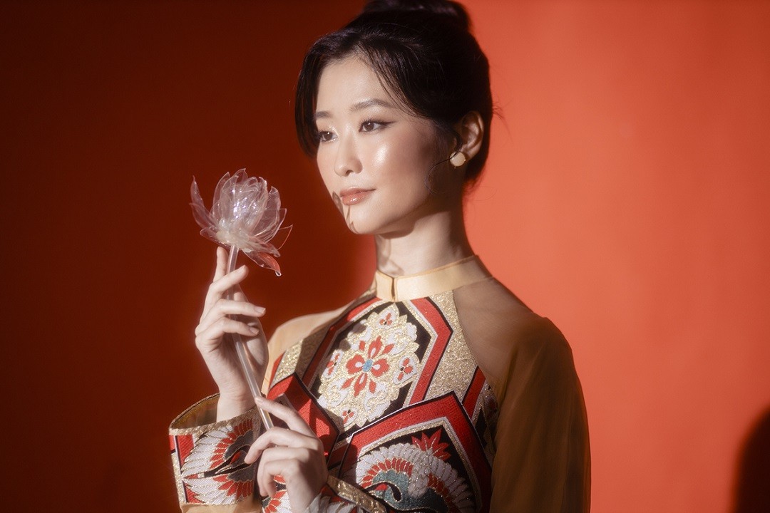 Em và Trịnh: Diễn viên người Nhật làm mẫu áo dài họa tiết của Hoa hậu Ngọc Hân
