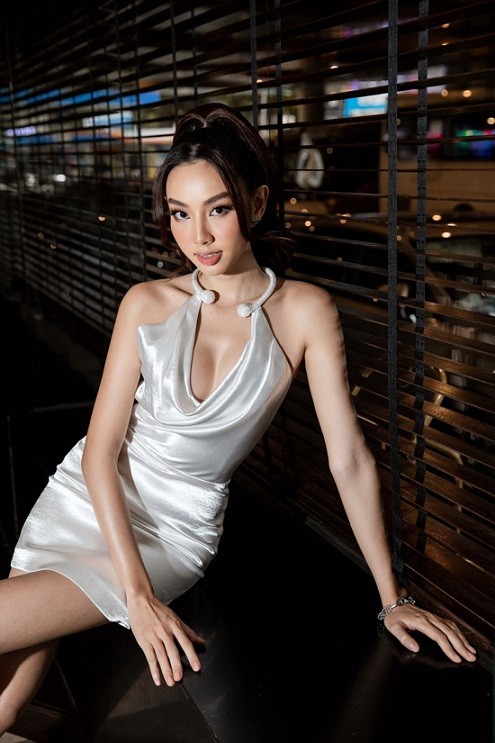 Thùy Tiên với style trẻ trung, sexy với thiết kế váy lụa giống Tiểu Vy, Tường San nhưng được xây dựng trên phom ngắn.