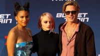 Nam diễn viên Brad Pitt mặc váy nâu dự sự kiện quảng bá phim hành động
