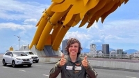 Phi công 16 tuổi một mình bay vòng quanh thế giới dừng chân ở Đà Nẵng