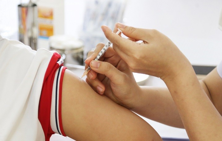 Tiêm mũi 3 vaccine phòng Covid-19 cho trẻ từ 12-17 tuổi đã tiêm đủ liều cơ bản của Bộ Y tế, vaccine sử dụng tiêm là vaccine Pfizer. (Nguồn: SK&ĐS)