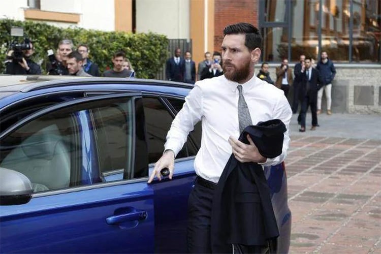 Lionel Messi có bộ sưu tập xe trị giá hơn 28 triệu bảng, trong đó có chiếc Pagani Zonda 1,5 triệu bảng. Khi còn ở Barca, tiền đạo PSG còn được hãng Audi - nhà tài trợ của đội bóng - tặng xe. Tuy nhiên, siêu sao Argentina kín tiếng, hiếm khi khoe xe. Theo nghiên cứu của trường dạy lái xe Bill Plant, với mức lương 52 triệu bảng mỗi năm và 3.023 phút thi đấu (hơn 50 giờ) mùa giải năm ngoái, Messi ra sân 27 giờ, 17 phút và 36 giây là đủ tiền chi trả cho bộ sưu tập xe.