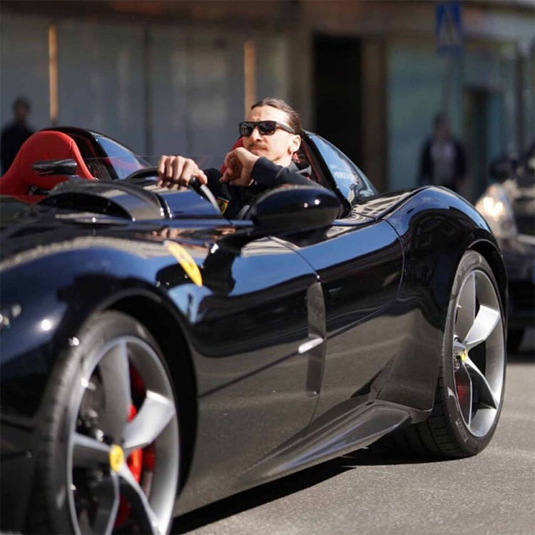 Siêu sao kỳ cựu Zlatan Ibrahimovic là fan của hãng Ferrari. Ngôi sao Thụy Điển có bộ sưu tập xe trị giá hơn 4,5 triệu bảng. Với mức lương 9,1 triệu mỗi mùa cùng 1.493 phút (xấp xỉ 24,9 giờ) thi đấu mùa giải trước, tiền đạo Milan ra sân 12 giờ, 27 phút và 22 giây là đủ tiền mua xe.