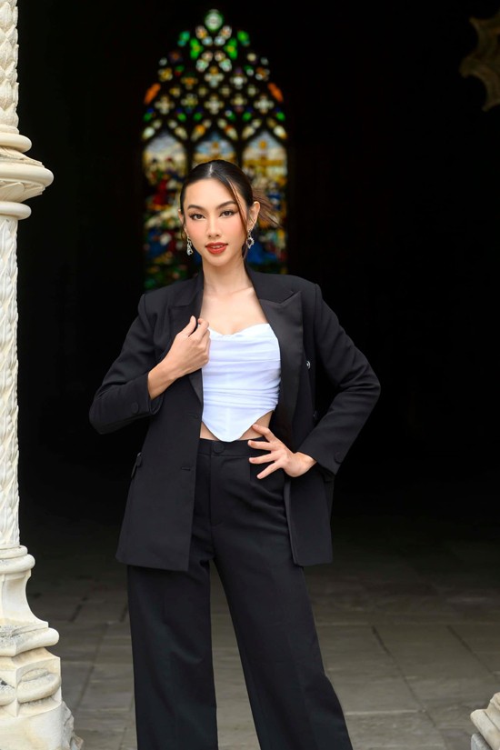 Song song các mẫu váy dạ hội cắt xẻ táo bạo, Thùy Tiên thường xuyên sử dụng các mẫu suit hiện đại khi tham gia sự kiện trong nước lẫn quốc tế.