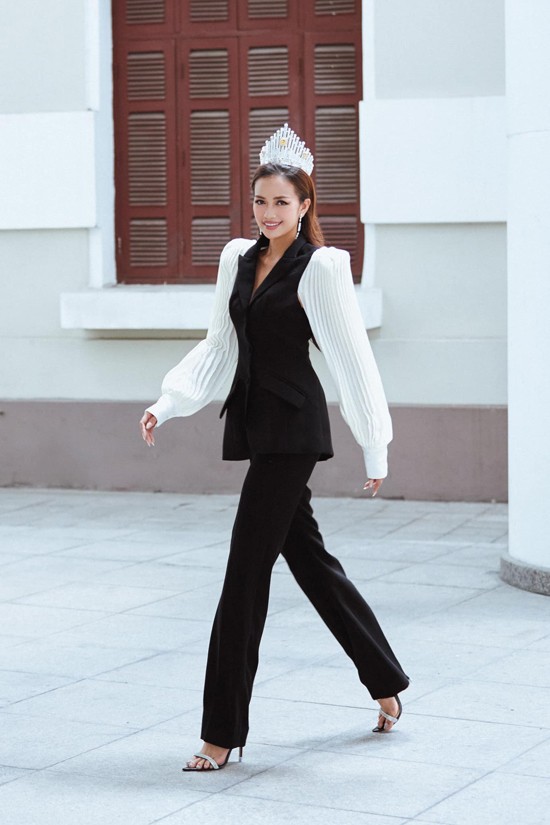 Người đẹp Tây Ninh khoe dáng hiện đại với suit kết hợp giữa áo blazer cách điệu vai bồng đi cùng quần âu ống đứng.