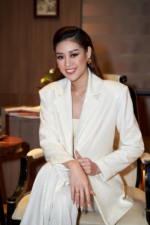 Áo vai thô của Hoa hậu Hoàn Vũ Việt Nam 2019 thiết kế trên vải sequins trắng vừa tôn nét thanh lịch vừa giúp người mặc ấn tượng tại sự kiện.