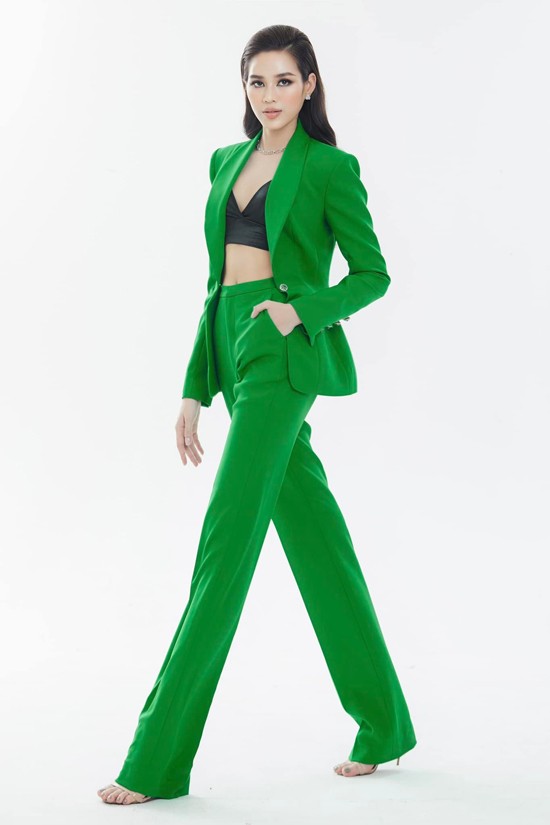 Suit tông xanh lá, áo bra hở eo giúp Hoa hậu Việt Nam 2020 khoe lợi thế hình thể và sành điệu với xu hướng thời trang năm nay.