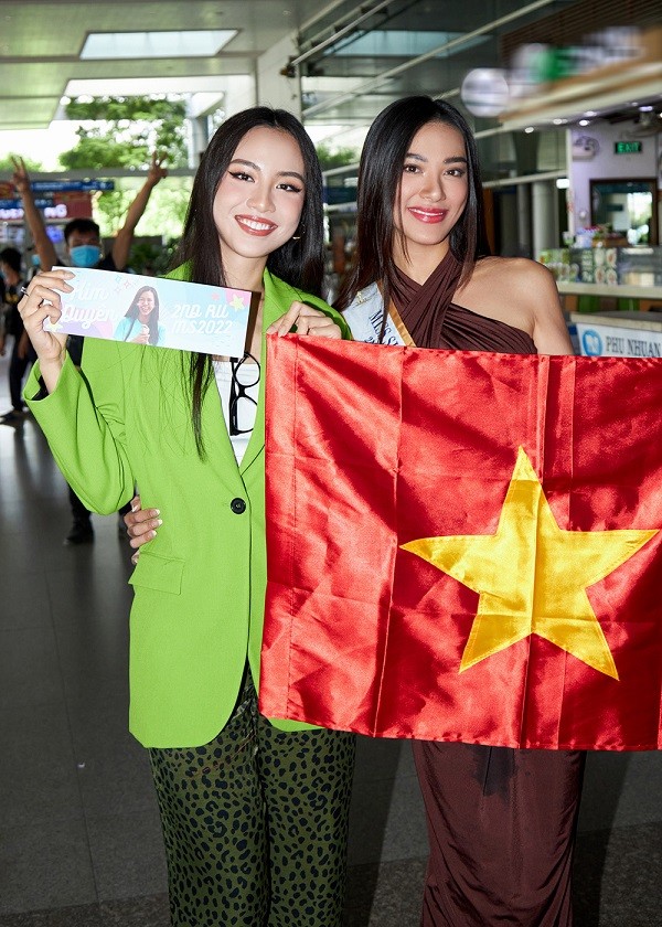 Hoa hậu Ngọc Châu và fan đón Á hậu Siêu quốc gia 2022 Kim Duyên về nước