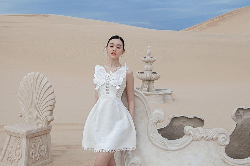 Á hậu 2 Miss World Vietnam 2019 Tường San rạng rỡ tại đồi cát với những thiết kế đầm thanh lịch, tôn làn da trắng nõn nà. (Ảnh: CTV/Vietnam+)