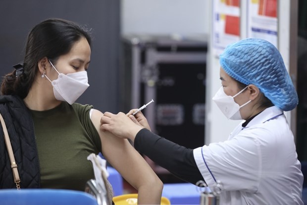 Tiêm phòng vaccine phòng Covid-19 cho người dân. (Nguồn: Vietnam+)