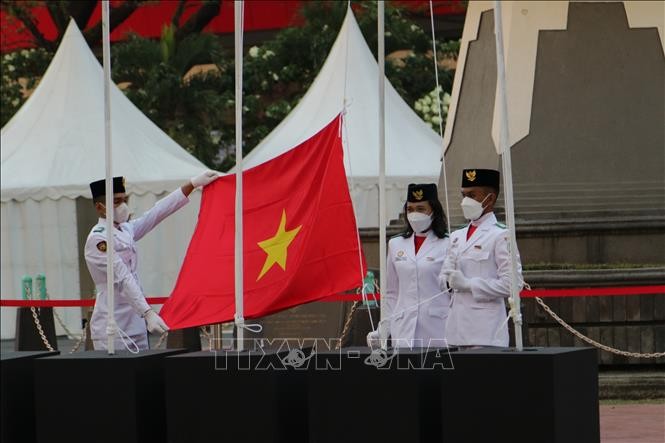 Với việc tôn vinh lá cờ quốc gia, Việt Nam đã chứng tỏ sự đoàn kết và hợp tác với các quốc gia thành viên chung tay xây dựng một khu vực Đông Nam Á mạnh mẽ và phát triển. Các vận động viên Việt Nam đã mang lại nhiều niềm vui và thất bại trong khi thi đấu tại ASEAN Para Games 11, đồng thời truyền tải thông điệp tích cực về tinh thần cố gắng và đoàn kết. Hãy cùng xem hình ảnh để tôn vinh lá cờ quốc gia tại lễ nâng cờ lịch sử này.