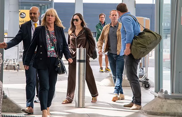 Anh: Angelina Jolie cùng con trai nuôi Pax Thiên xuất hiện ở sân bay London