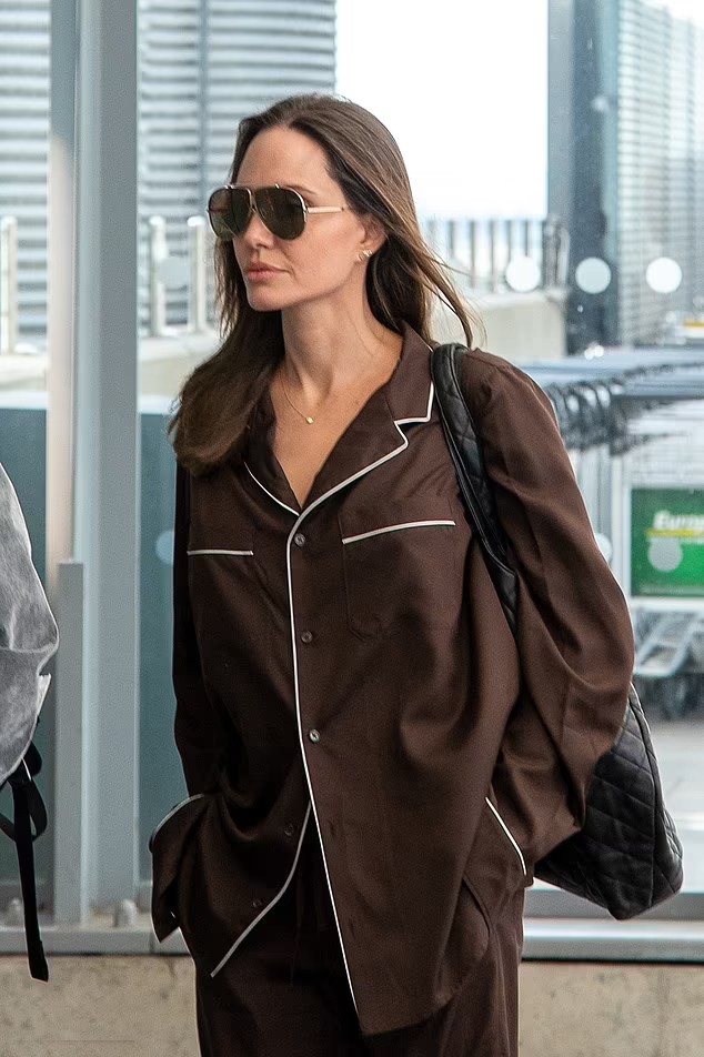 Anh: Angelina Jolie cùng con trai nuôi Pax Thiên xuất hiện ở sân bay London