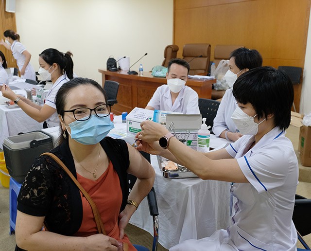 Giáo hội Phật giáo Việt Nam đề nghị tăng ni, phật tử tiếp tục tiêm vaccine Covid-19 mũi nhắc lại - mũi 3 và 4. (Ảnh: Trần Minh)