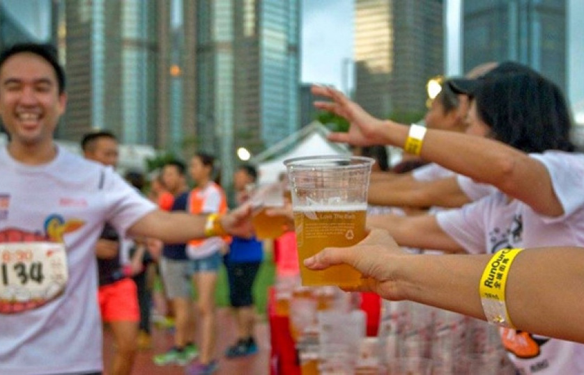 Hong Kong: Cuộc thi vừa chạy vừa uống bia bị chỉ trích