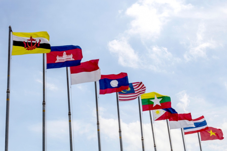 Sự đoàn kết trong cộng đồng ASEAN ngày càng chặt chẽ hơn bao giờ hết. Đây là nơi quy tụ của các quốc gia vùng đông nam Á, tạo ra một thị trường rộng lớn và tiềm năng. Hình ảnh này chứng tỏ sự phát triển và cùng nhau vững mạnh của các quốc gia trong khu vực.