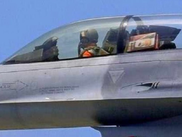 Mang bánh lên máy bay, phi công F-16 suýt gặp họa