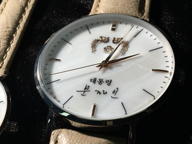 Dân Hàn “phát sốt” vì đồng hồ Tổng thống Moon Jae-in