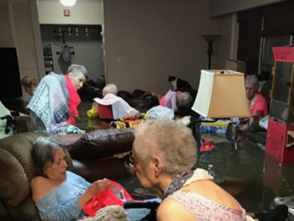 Các cụ già được giải cứu trong bão Harvey nhờ bức ảnh gây sốc