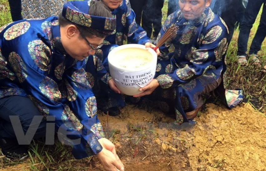 Lễ tiếp nhận đất thiêng từ Trường Sa vào đàn Xã Tắc ở Huế