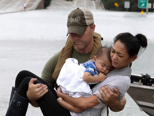 Đặc nhiệm Mỹ cứu hai mẹ con gốc Việt giữa tâm bão Harvey