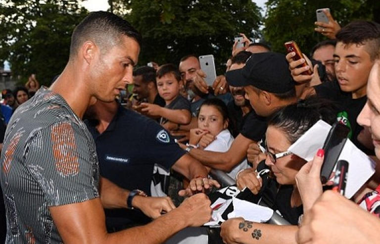 Ronaldo ký mỏi tay trong buổi tập đầu tiên cùng Juventus