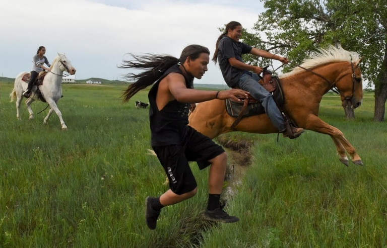 Thổ dân Mỹ cưỡi ngựa kỷ niệm 150 năm đình chiến với người da trắng