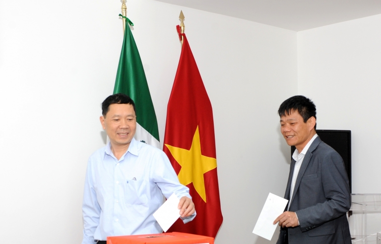 Đại sứ quán Việt Nam tại Mexico quyên góp ủng hộ nhân dân Lào anh em