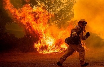 Mỹ: Cháy rừng nhấn chìm nhiều khu vực ở California trong biển lửa