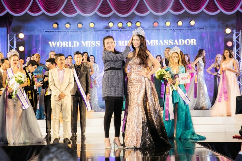 khoanh khac dang quang cua phan thi mo tai world miss tourims ambassador