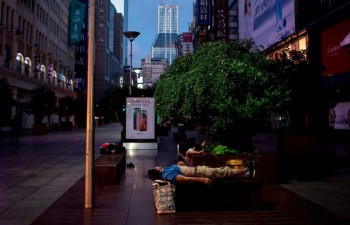 Cái nóng thiêu đốt biến phố Thượng Hải thành phòng ngủ ngoài trời