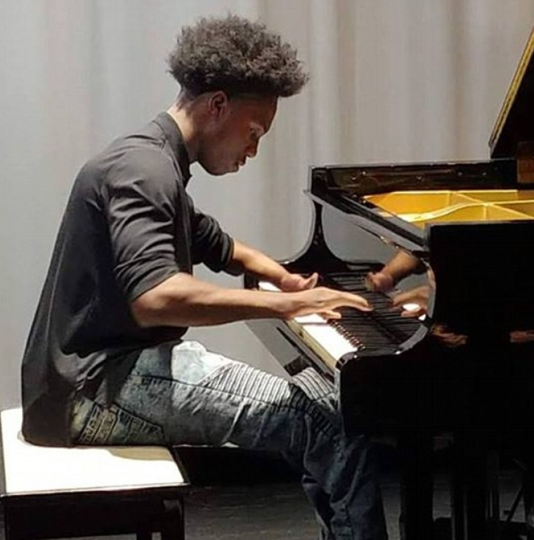 Cảm phục thanh niên khuyết tật chơi đàn piano điệu nghệ