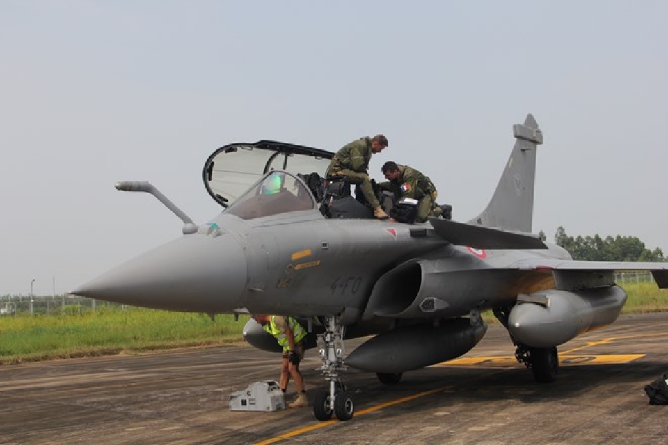 can canh chien dau co rafale cua phap tai san bay noi bai