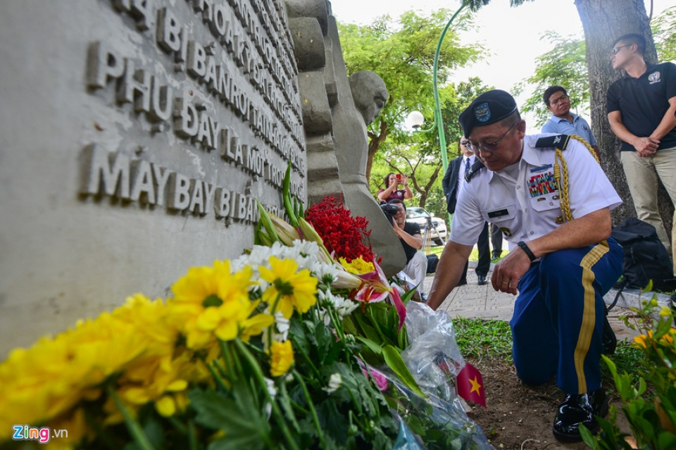 dai su my dat hoa tuong niem thuong nghi si john mccain o ha noi