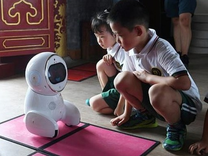 Giáo viên robot “xâm chiếm” các nhà trẻ ở Trung Quốc