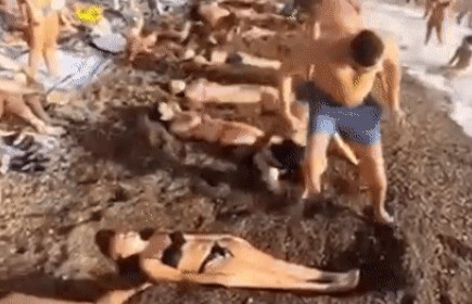 Nga: Kỳ quặc cuộc thi đào hố ‘chôn vợ’ trên bãi biển